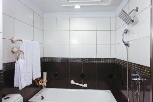 Een badkamer bij Charming City Songshan Hotel
