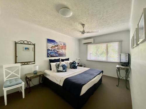 Кровать или кровати в номере Cairns Beach Resort