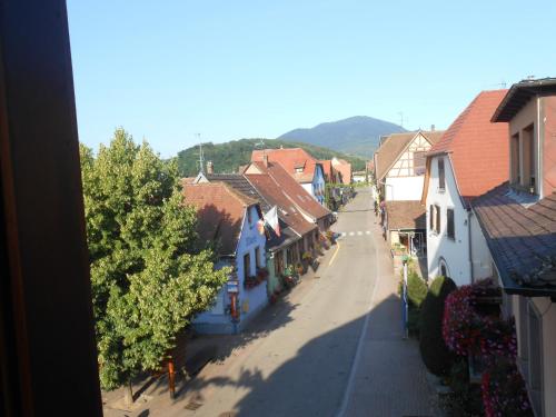 an empty street in a small town with houses at Gite Ungersberg in Itterswiller