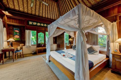 Postel nebo postele na pokoji v ubytování Kebun Indah Ubud