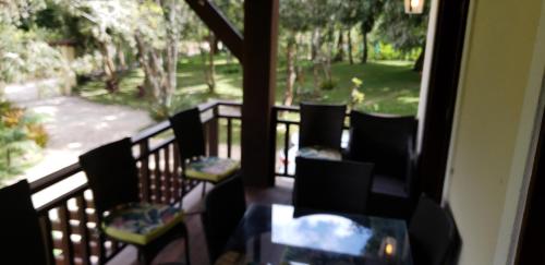 uma vista para uma varanda com uma mesa e cadeiras em Paraiso da Serra - Chale Suíço em Guaramiranga