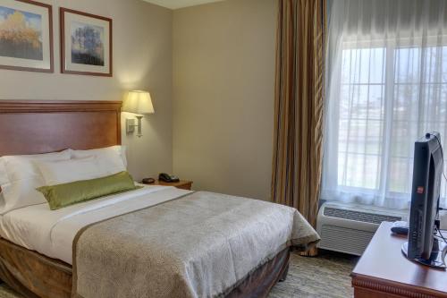 Кровать или кровати в номере Candlewood Suites Texarkana, an IHG Hotel