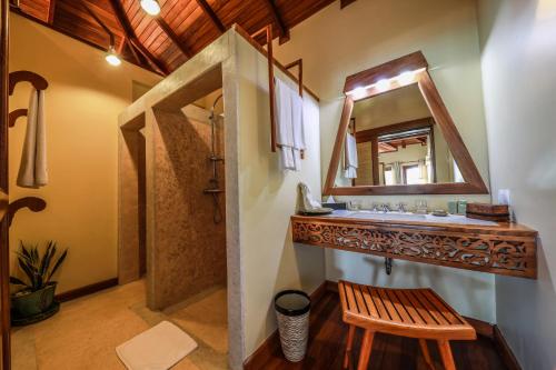 La salle de bains est pourvue d'un lavabo et d'un miroir. dans l'établissement Art of Sand Resort, à Ngapali Beach