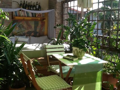 a room with a table and chairs with plants at B&B Cosi fan Tutte in Desenzano del Garda