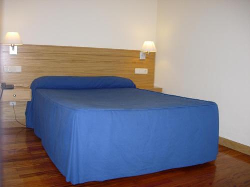 Ένα ή περισσότερα κρεβάτια σε δωμάτιο στο Hotel Arteixo