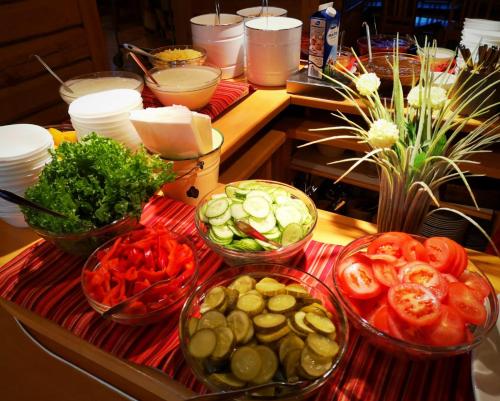 een tafel met schalen vol groenten op een aanrecht bij Hostel Sivakka in Äkäslompolo