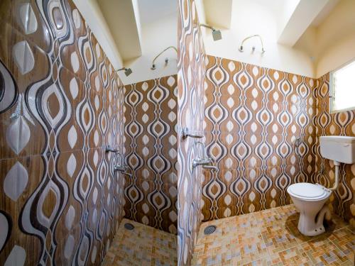 バンガロールにあるLusia Innのバスルーム(シャワー、トイレ付)