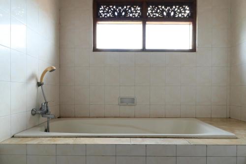 Un baño de Sunarta House Homestay