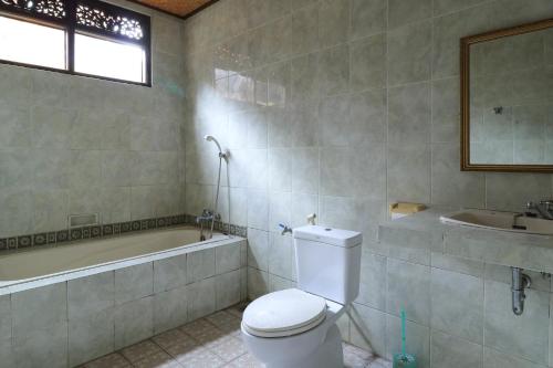 Un baño de Sunarta House Homestay