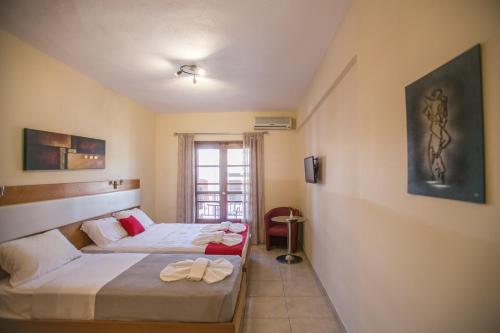 Postel nebo postele na pokoji v ubytování Avra Hotel