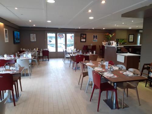 Campanile Bayeux tesisinde bir restoran veya yemek mekanı