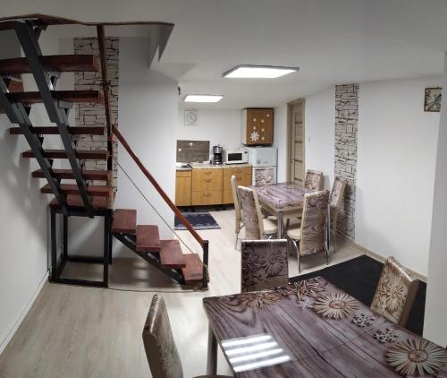 カヴニクにあるCasa Savianu Cavnicのリビングルーム(階段、テーブル、椅子付)