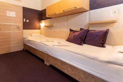 a large bed in a small room at Teátrum Boutique Hotel in Győr
