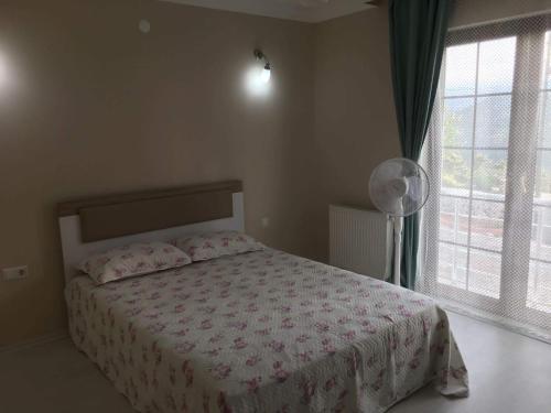 - une chambre avec un lit et une grande fenêtre dans l'établissement Adam Garden, à Trabzon