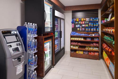 un pasillo de una tienda de comestibles con nevera y máquinas de refrescos en Holiday Inn Express & Suites - Shreveport - Downtown, an IHG Hotel, en Shreveport