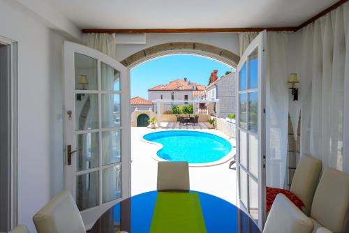 um quarto com vista para uma piscina através de uma janela em Villa Ida em Dubrovnik