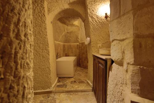 Bilik mandi di Hidden Cave Hotel