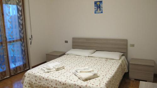 een slaapkamer met een bed met twee handdoeken erop bij LA SISTEMAZIONE BRILLANTINO SILVER in Rozzano