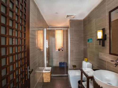 Bathroom sa Lijiang Cheriton Hotel