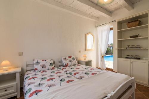 Schlafzimmer mit einem Bett und Poolblick in der Unterkunft Paradis Villa Ana in Butkovići