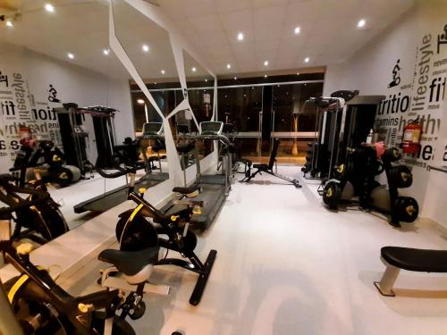 a gym with a bunch of exercise bikes in a room at DPTO Ejecutivo en PIURA 1 HAB in Piura