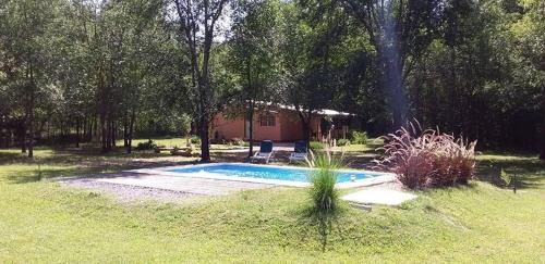 een zwembad in het midden van een tuin bij La Casita del Vivero in Casa Grande