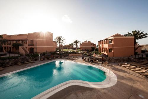 una vista aérea de una piscina en un complejo en Bakour Fuerteventura La Pared, en La Pared
