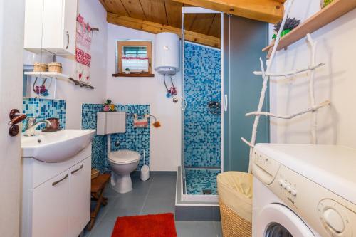 Kúpeľňa v ubytovaní Beautiful villa Loreta with private pool near Pula and Rovinj