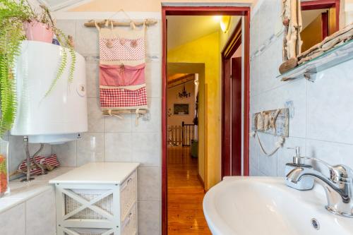 Koupelna v ubytování Beautiful villa Loreta with private pool near Pula and Rovinj