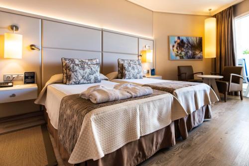 מיטה או מיטות בחדר ב-Spring Arona Gran Hotel - Adults Only