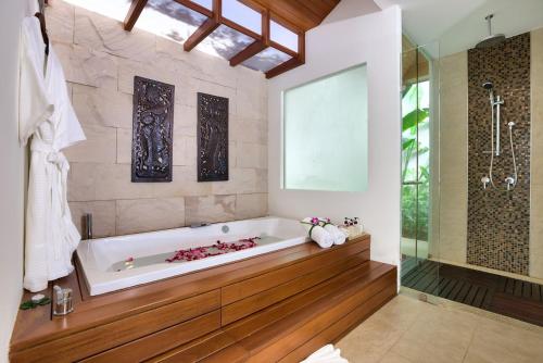 Koupelna v ubytování Dhevatara Residence Beachfront Villas