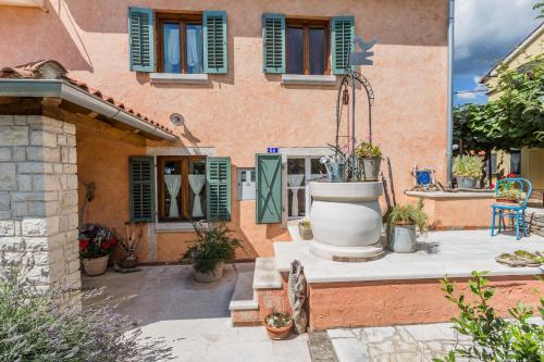 Zahrada ubytování Beautiful villa Loreta with private pool near Pula and Rovinj
