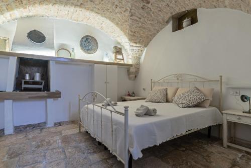 1 dormitorio con 1 cama en una habitación en Le Piccole Case Bianche en Ostuni