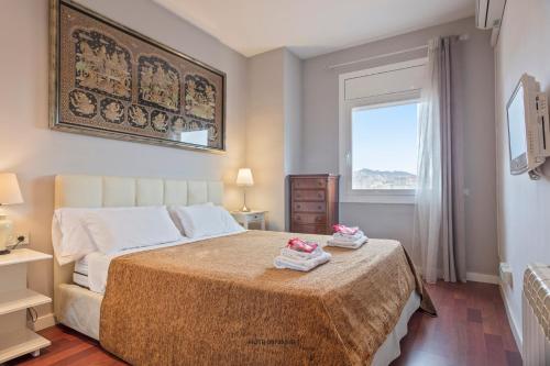 バルセロナにあるAlcam Augustaのベッドルーム1室(ベッド1台、タオル2枚付)