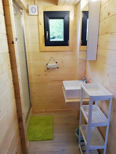 une petite salle de bain avec un lavabo et un miroir dans l'établissement Les Chalets de Grazimis, à Condom