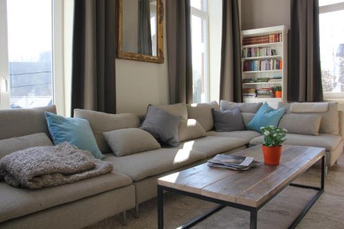 ein Wohnzimmer mit einem Sofa und einem Couchtisch in der Unterkunft Villa Louise in Durbuy