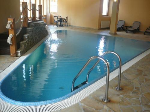 a large swimming pool in a hotel room at Apartamenty Viva Maria in Zakopane