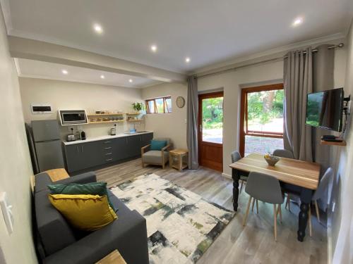 een woonkamer met een bank en een tafel bij Viettz Suite Annex in Stellenbosch