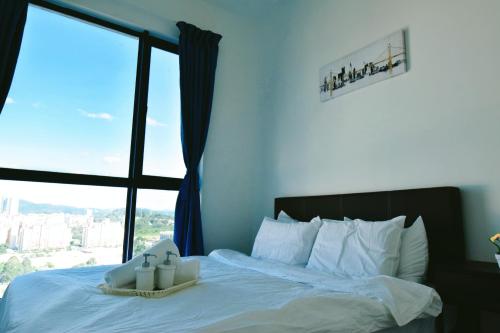 Un dormitorio con una cama con dos velas. en Beautiful Relaxing Home in SkyArena Ascenda (3-6pax), en Kuala Lumpur
