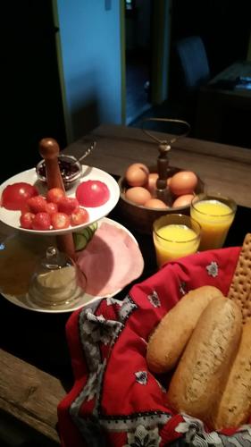 una mesa con un plato de pan y huevos. en B&B de Berghoeve, en Ruinen
