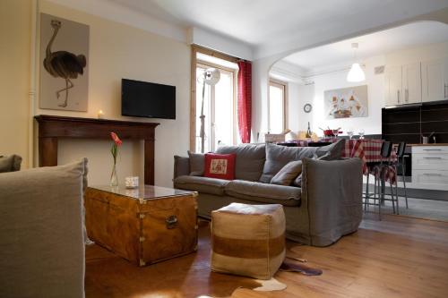 ein Wohnzimmer mit einem Sofa und einem Tisch in der Unterkunft Appartement Le Lutetia in Chamonix-Mont-Blanc