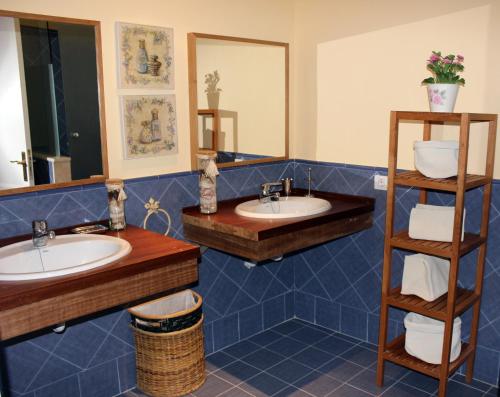 łazienka z 2 umywalkami i 2 lustrami w obiekcie Villa Bella Lanzarote w Costa Teguise