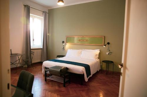 加拉瑞特的住宿－Palazzo Pasta Malpensa，一间卧室设有一张大床和一个窗户。