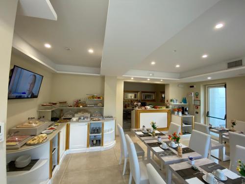a kitchen and dining room with tables and chairs at Grand Hotel Royal in Pompei