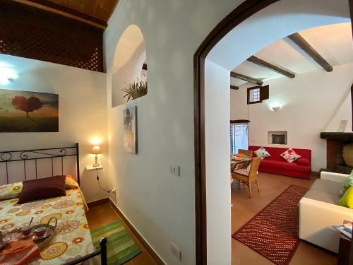 een slaapkamer met een bed en een woonkamer bij Holidaycasa Martina - Nel cuore del Centro Storico in Sperlonga