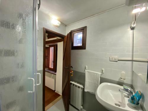 een badkamer met een wastafel en een spiegel bij Holidaycasa Martina - Nel cuore del Centro Storico in Sperlonga