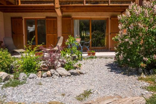 un jardín frente a una casa en L'Echaillon - Soldanelle, en Névache