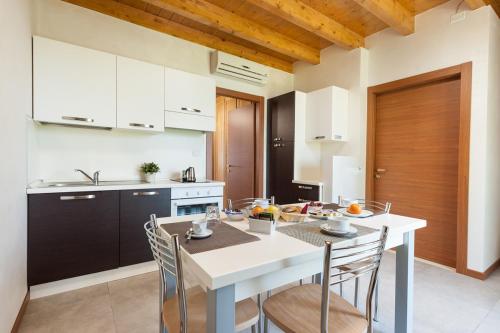 Una cocina o zona de cocina en Agricampeggio Corte Tonolli