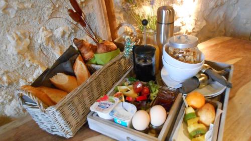 une table avec deux paniers de denrées alimentaires et un mélangeur dans l'établissement Chambres d'Hôtes La Vallée des Vignes, à Monthou-sur-Cher
