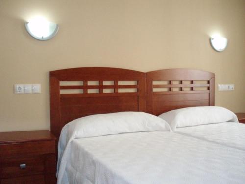 蒙坦切斯的住宿－Hostal el Altozano，一间卧室配有一张带两个白色枕头的床